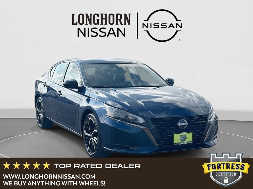 2023 Nissan Altima SR's photo