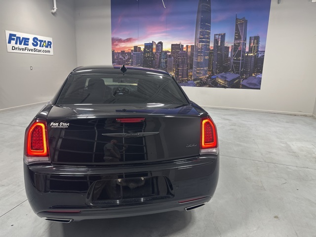 2022 Chrysler 300 Touring L photo 5
