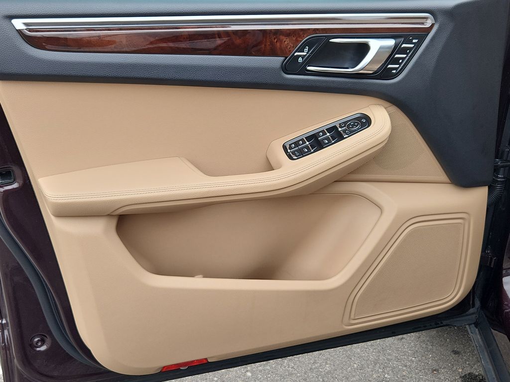 2023 Porsche Macan Base photo 11