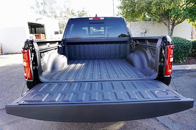 New 2025 Diamond Black Crystal Pearl-Coat Exterior Paint RAM Big Horn/Lone Star image 17