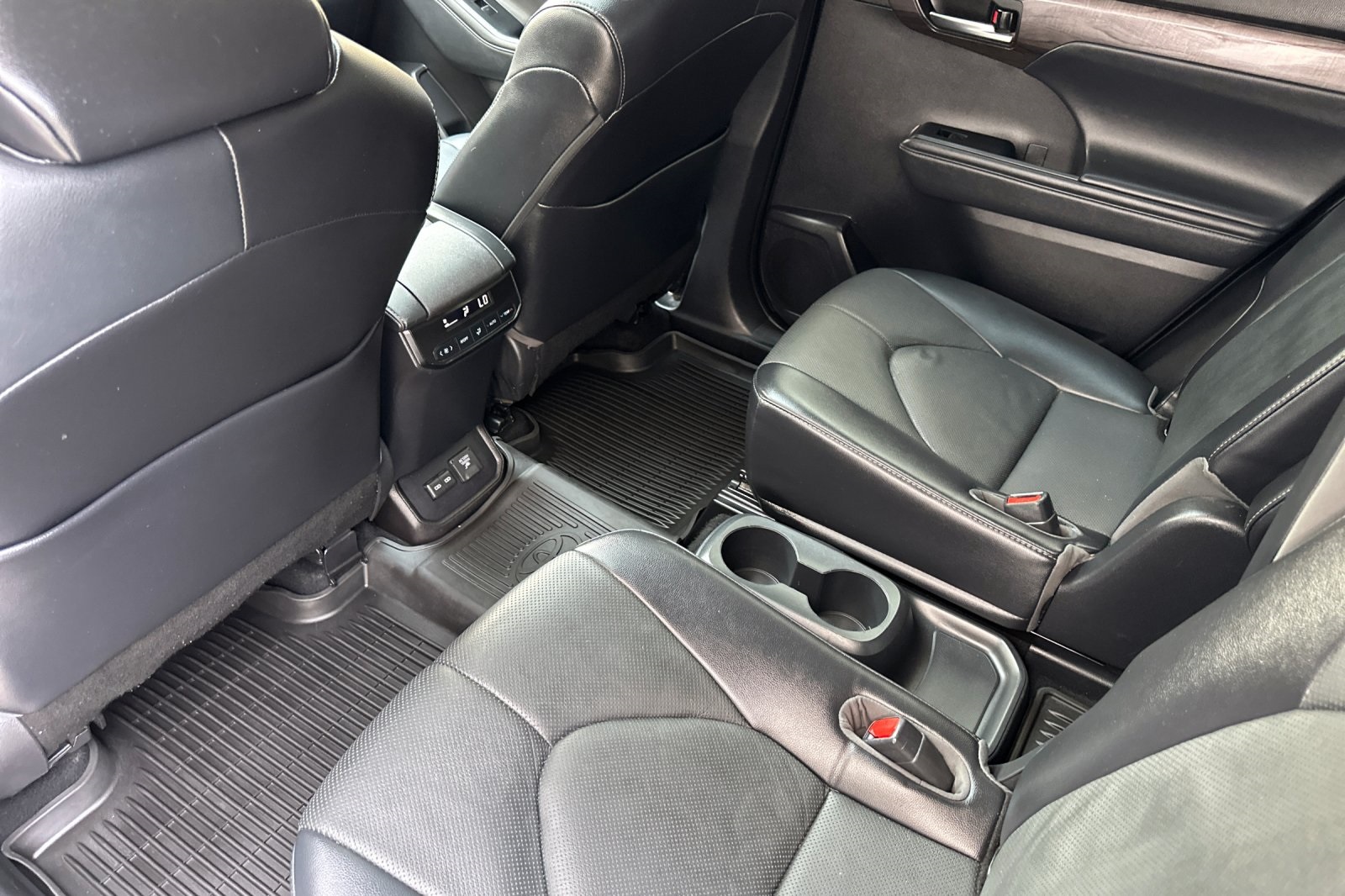 2022 Toyota Highlander Hybrid Limited photo 11