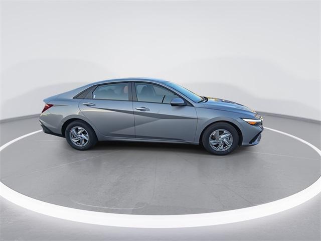 2025 Hyundai Elantra SE photo 2