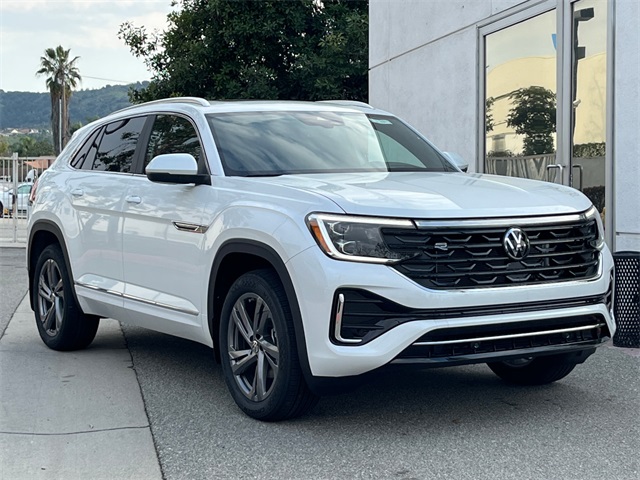 Tech-Savvy and Connected: The 2024 Volkswagen Directory Cross Sport thumbnail