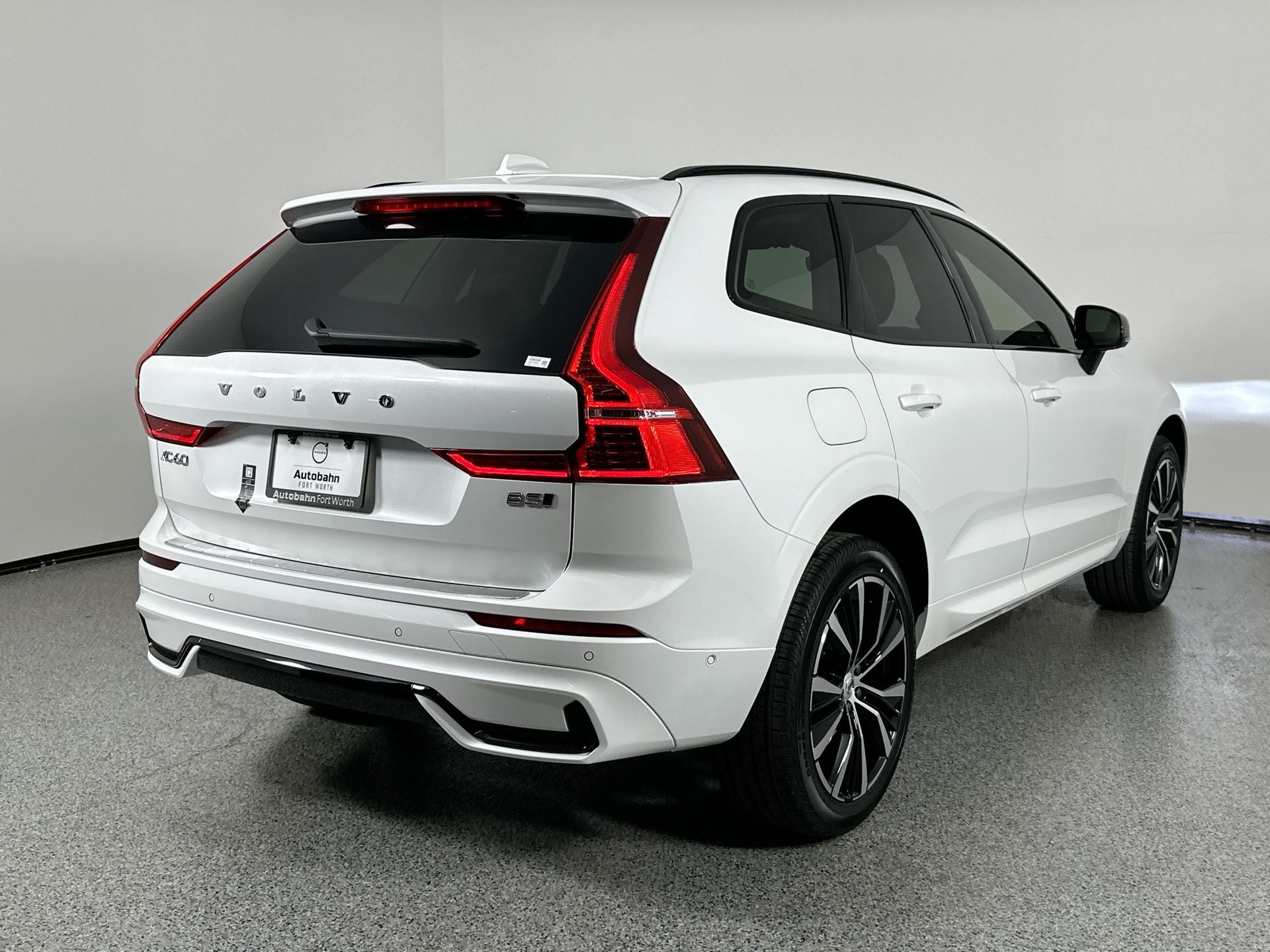 2025 Volvo XC60 B5 Plus photo 4