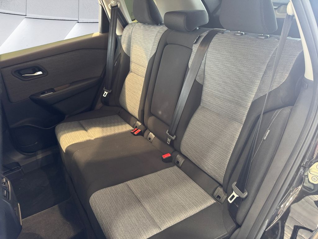 2023 Nissan Rogue SV photo 18