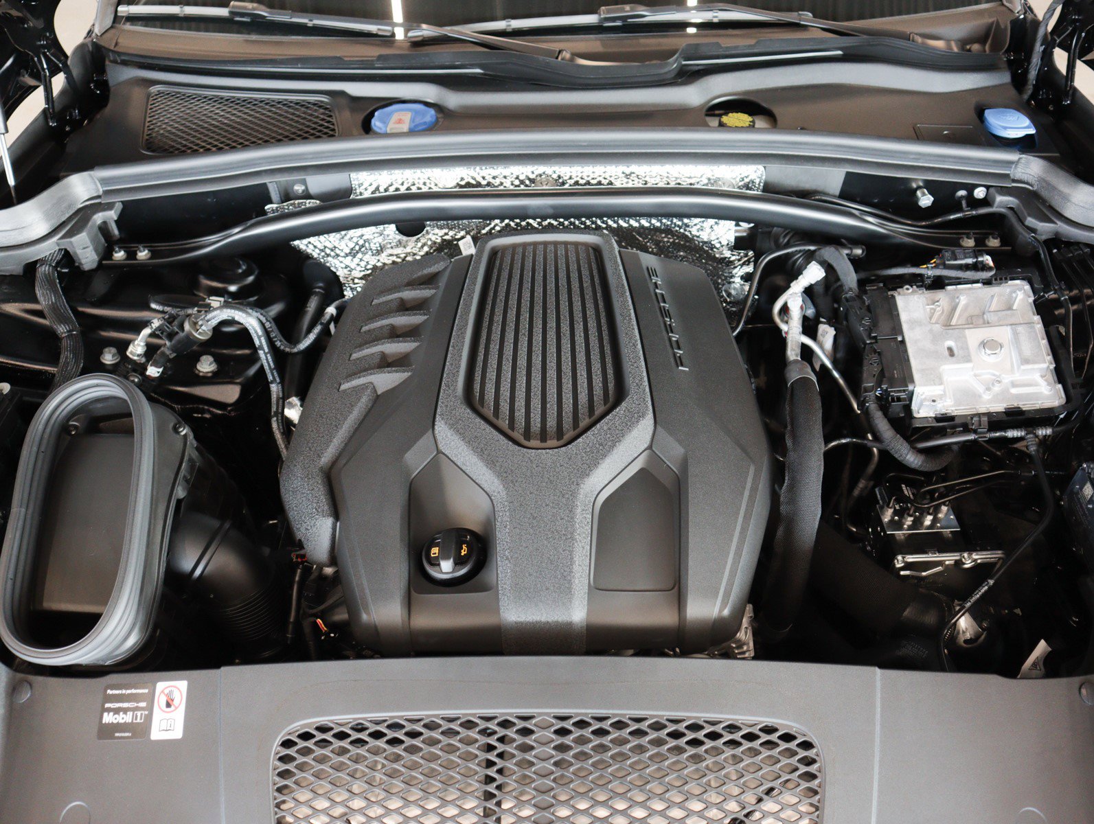 2025 Porsche Macan T photo 11
