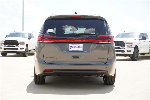 2025 Chrysler Pacifica Limited photo 7