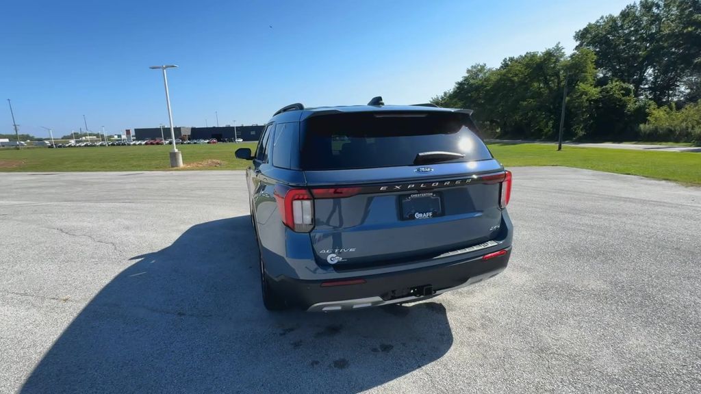 2025 Ford Explorer photo 7
