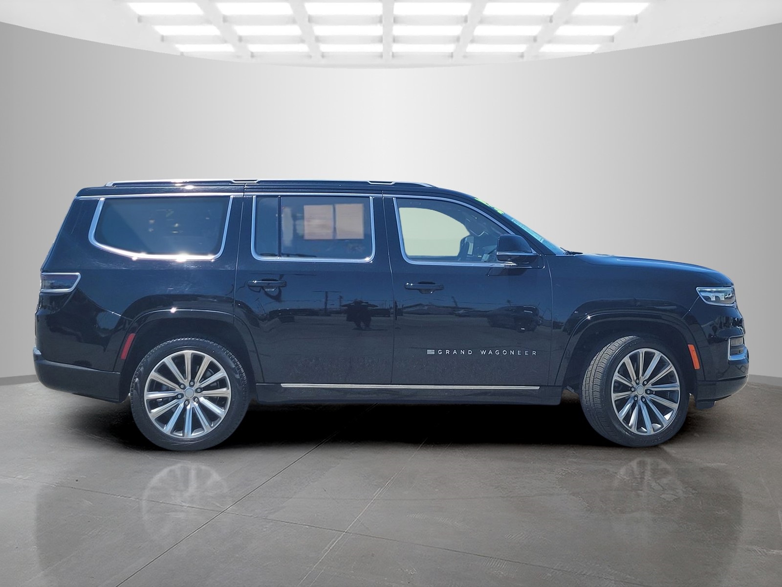 2023 Jeep Grand Wagoneer II photo 3