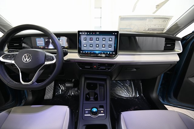2025 Volkswagen Tiguan SE photo 2