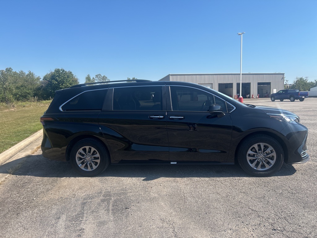 2024 Toyota Sienna XLE photo 4