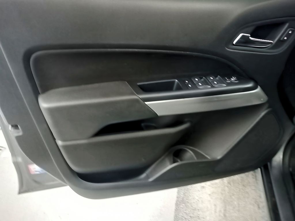 2022 Chevrolet Colorado LT photo 3