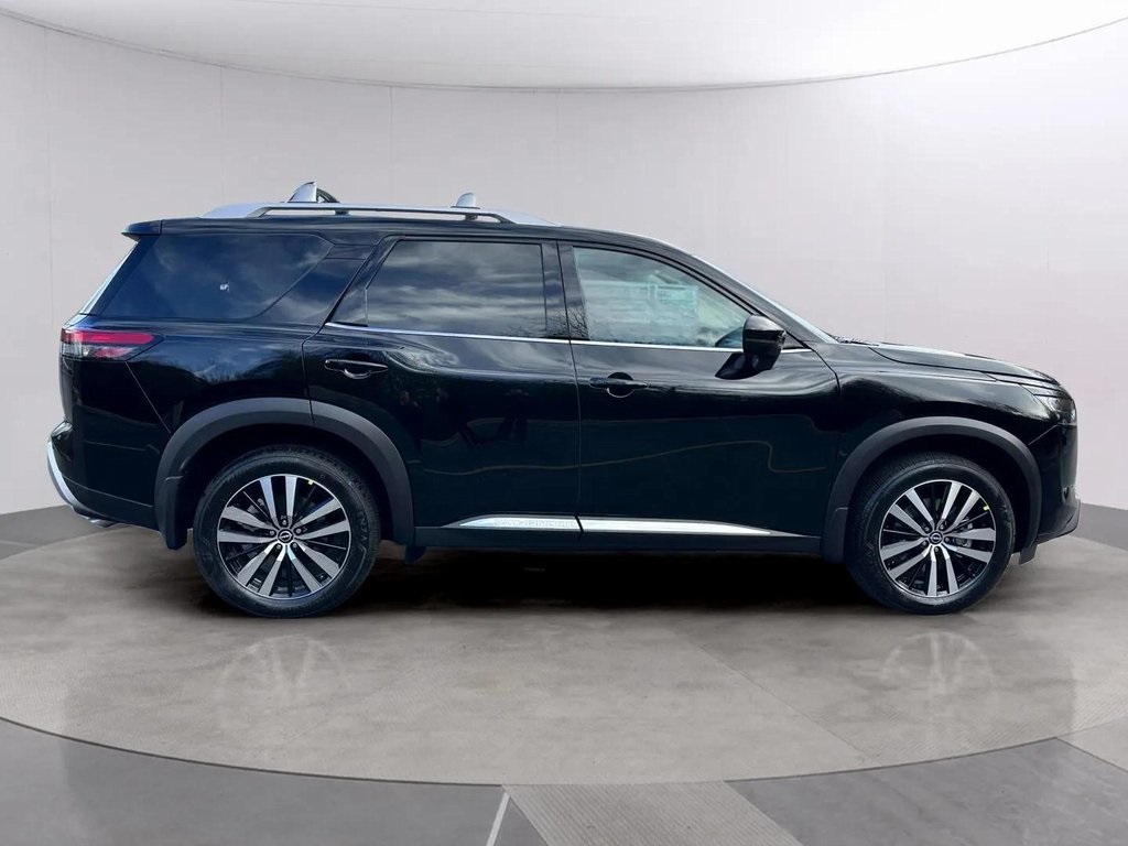 2025 Nissan Pathfinder Platinum photo 2