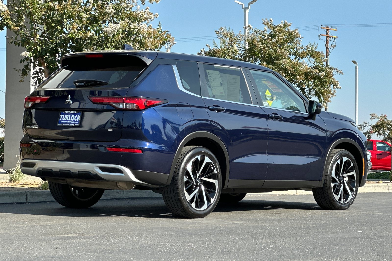 2024 Mitsubishi Outlander SE photo 2