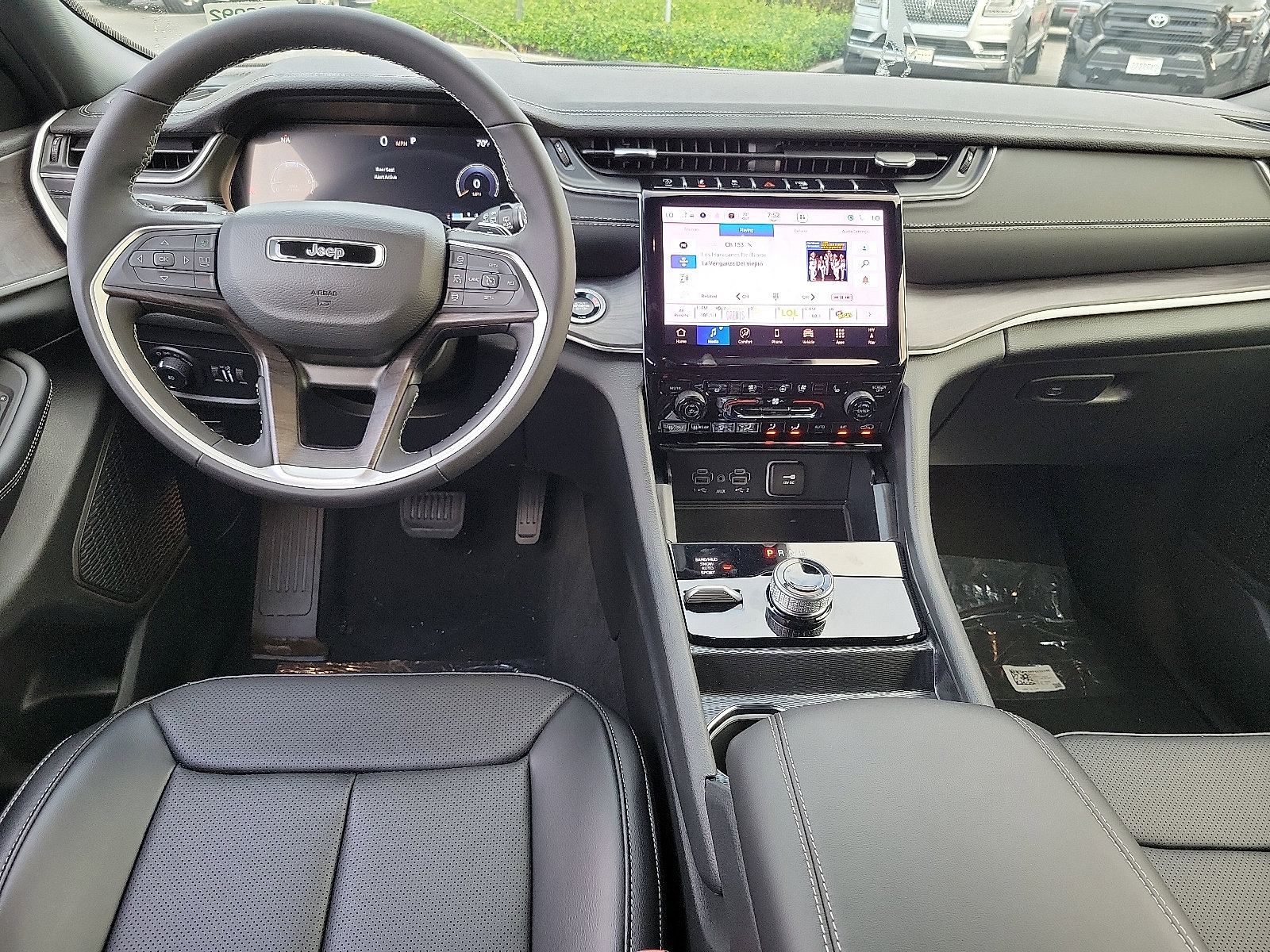 2025 Jeep Grand Cherokee Limited photo 3