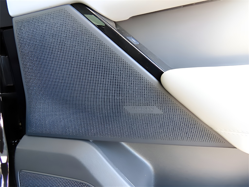 2025 Land Rover Range Rover Velar SE photo 9