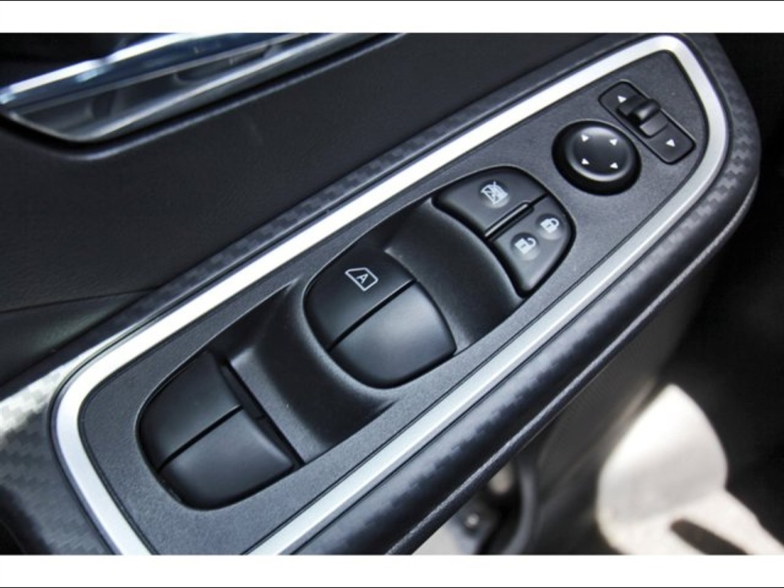 2025 Nissan Versa SR - 11