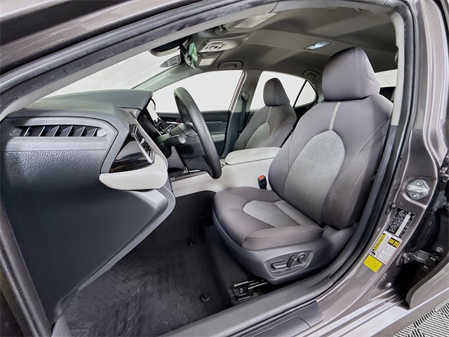 2021 Toyota Camry Hybrid LE photo 4