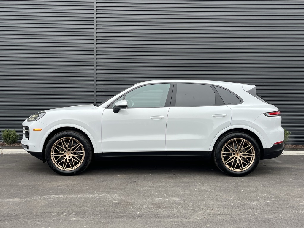 2025 Porsche Cayenne photo 2
