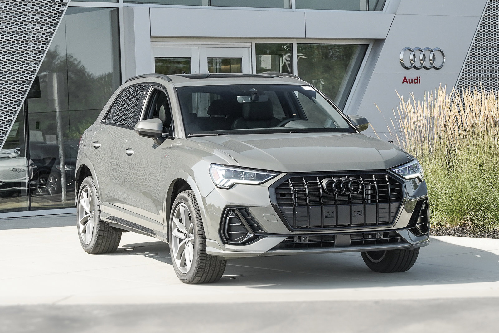 2025 Audi Q3 S line Premium photo 2