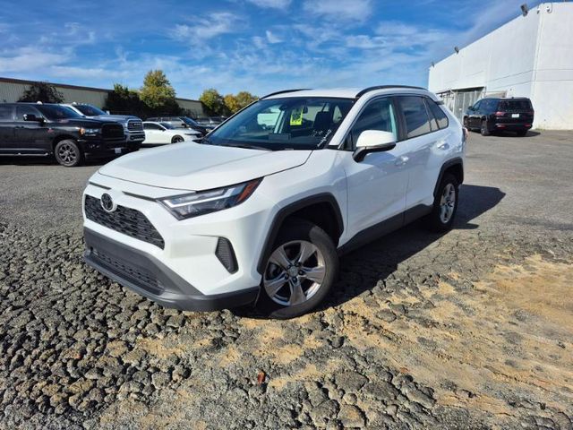 2023 Toyota RAV4 XLE photo 4