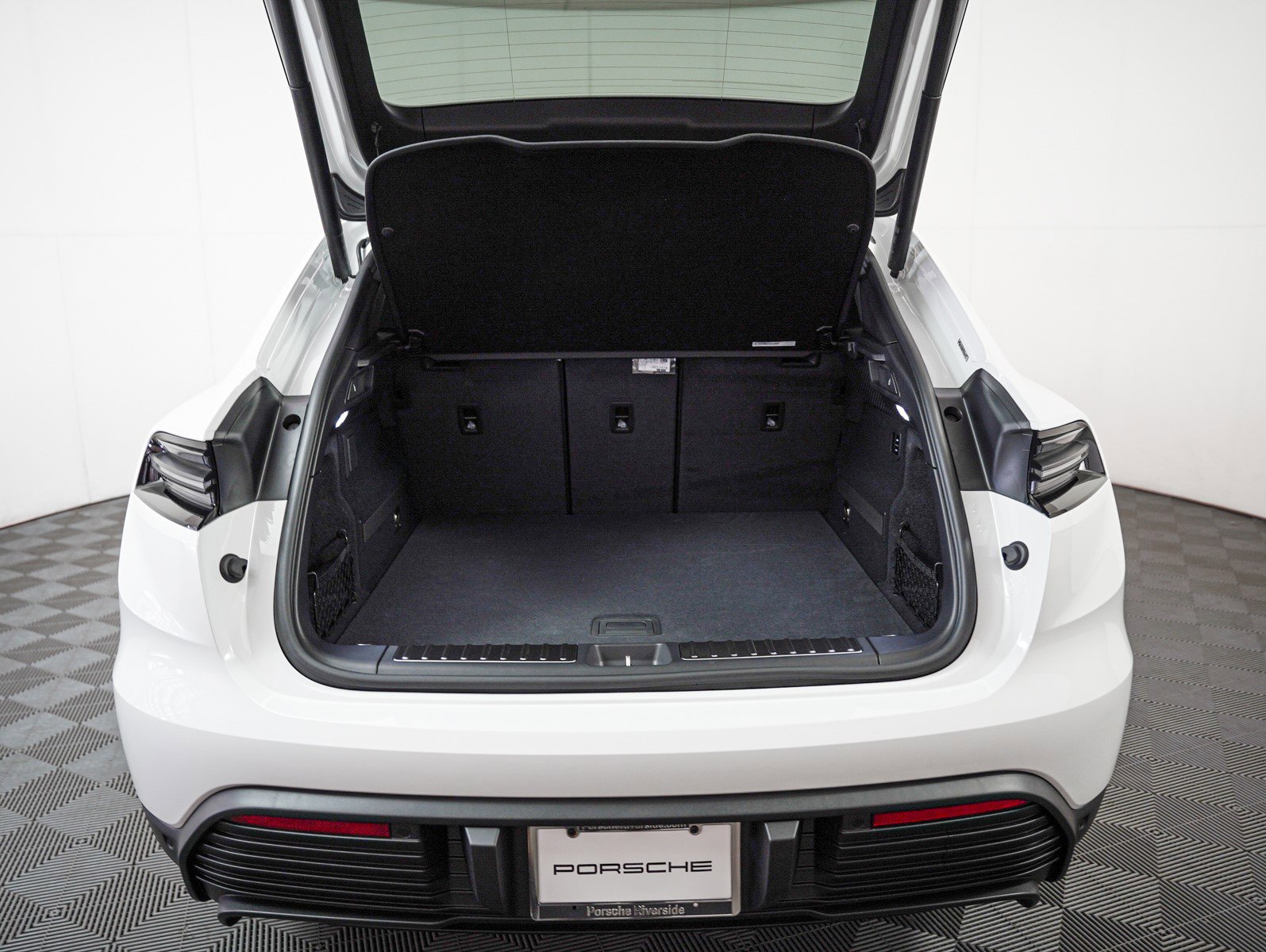 2025 Porsche Macan Electric photo 25