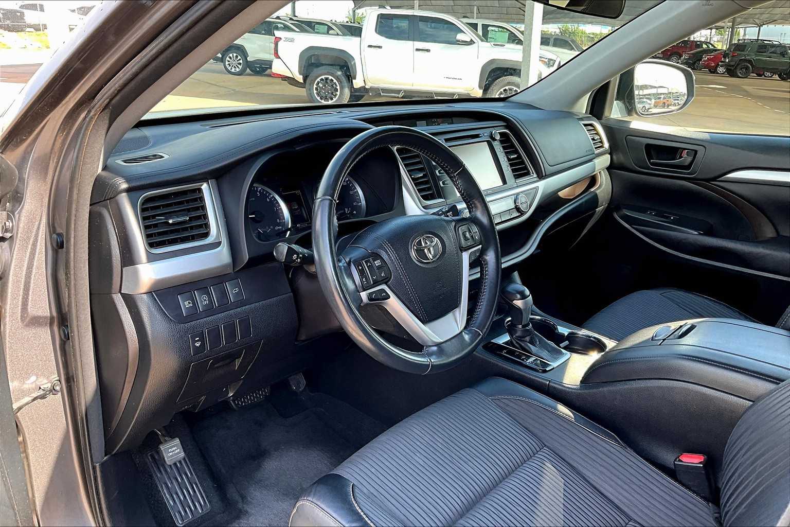 2017 Toyota Highlander LE Plus photo 15