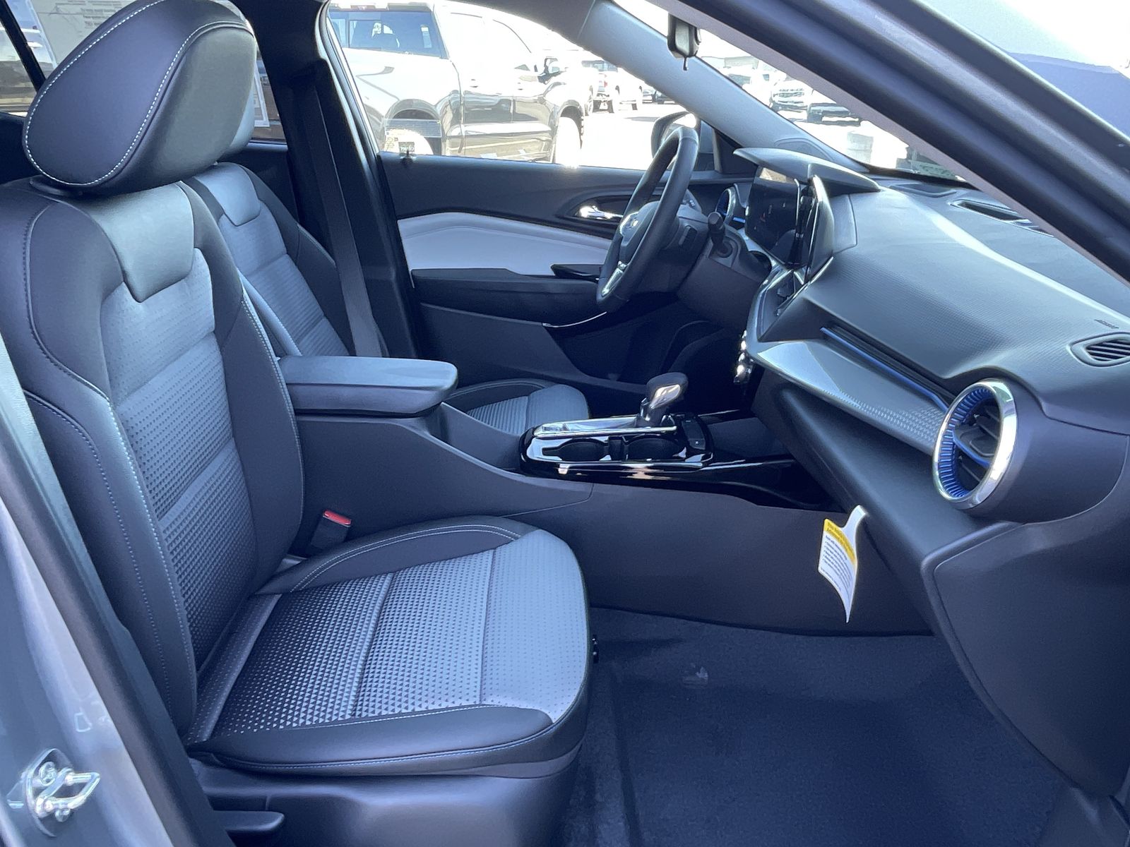 2025 Chevrolet Trax LT photo 30