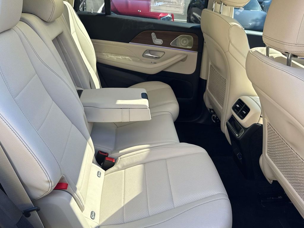2024 Mercedes Benz GLS 450 4MATIC photo 24