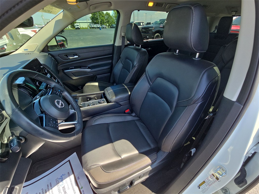 2023 Nissan Pathfinder SL photo 16