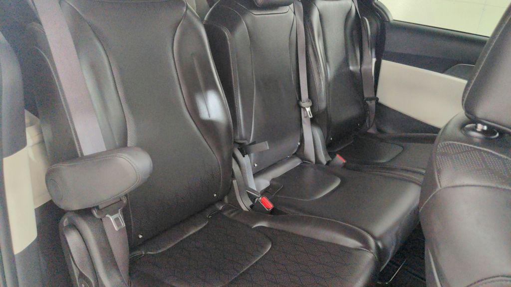 2024 Kia Carnival LX photo 31