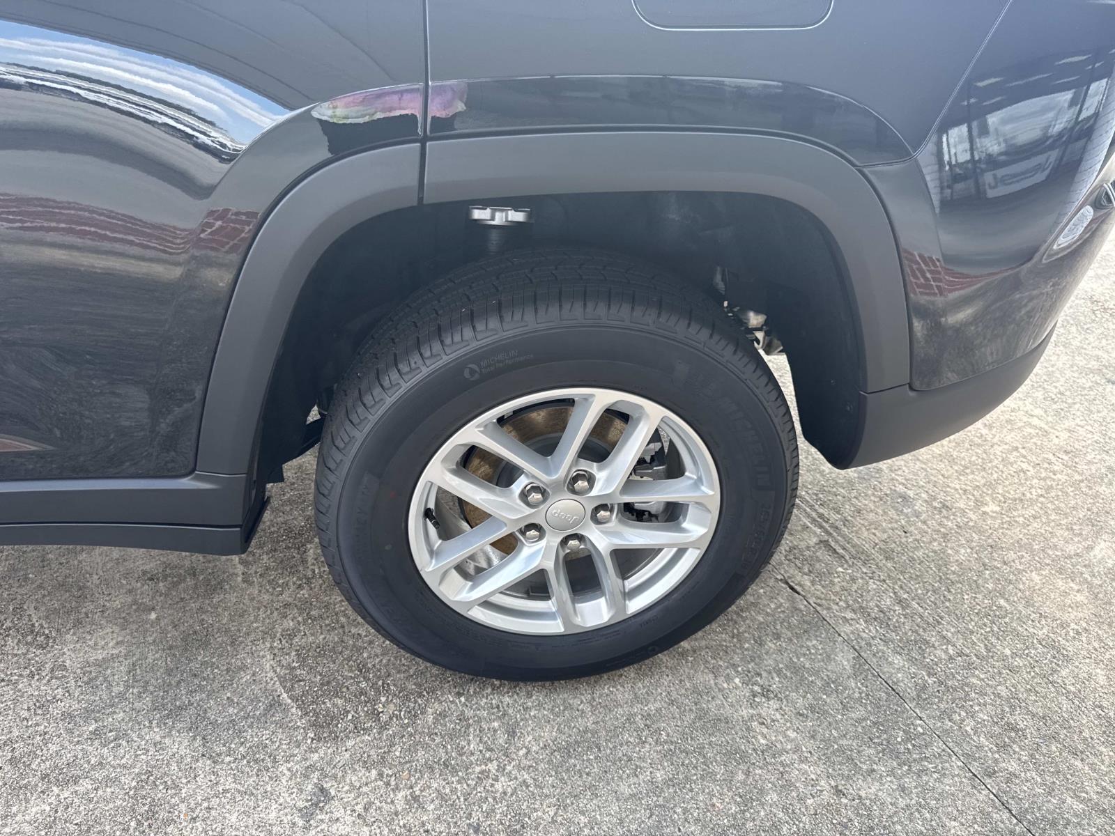 2025 Jeep Grand Cherokee Laredo X photo 2