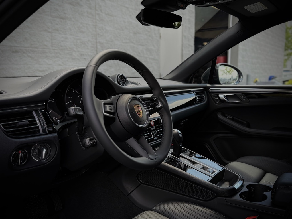 2025 Porsche Macan T photo 4