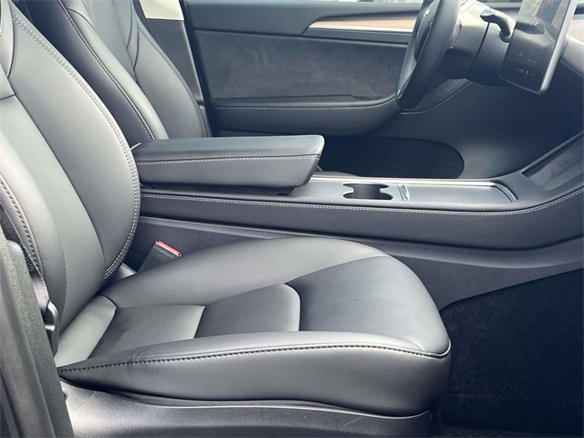 2025 Tesla Model Y Long Range photo 17