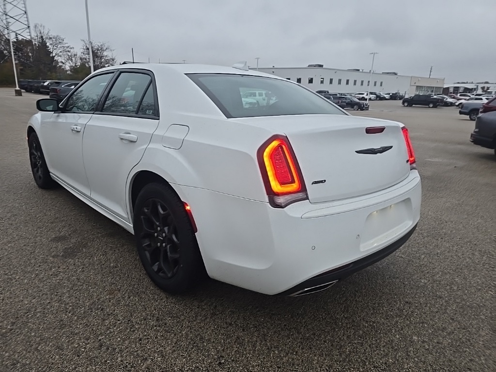 2023 Chrysler 300 Touring L photo 4
