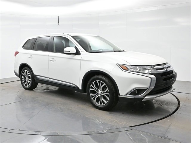 2017 Mitsubishi Outlander SE's photo