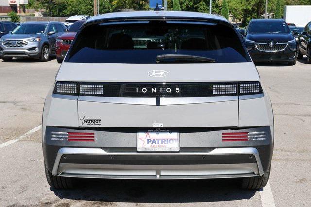 New 2025 Gray Hyundai SE image 4