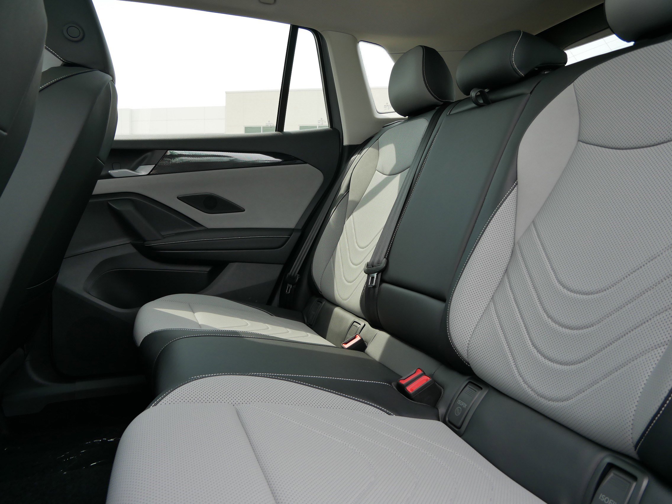 2025 Volkswagen Tiguan SE photo 2