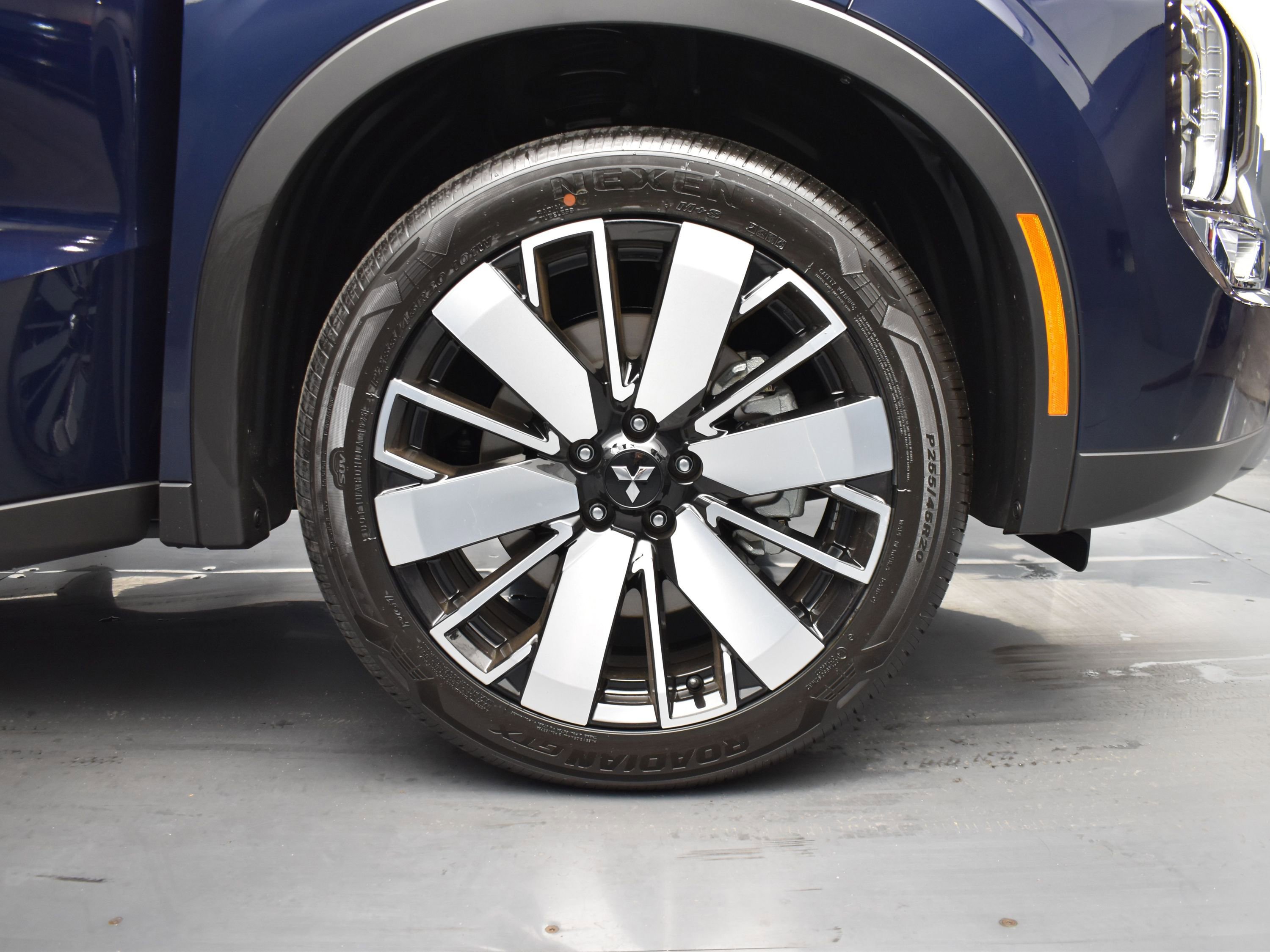 2025 Mitsubishi Outlander SE photo 4