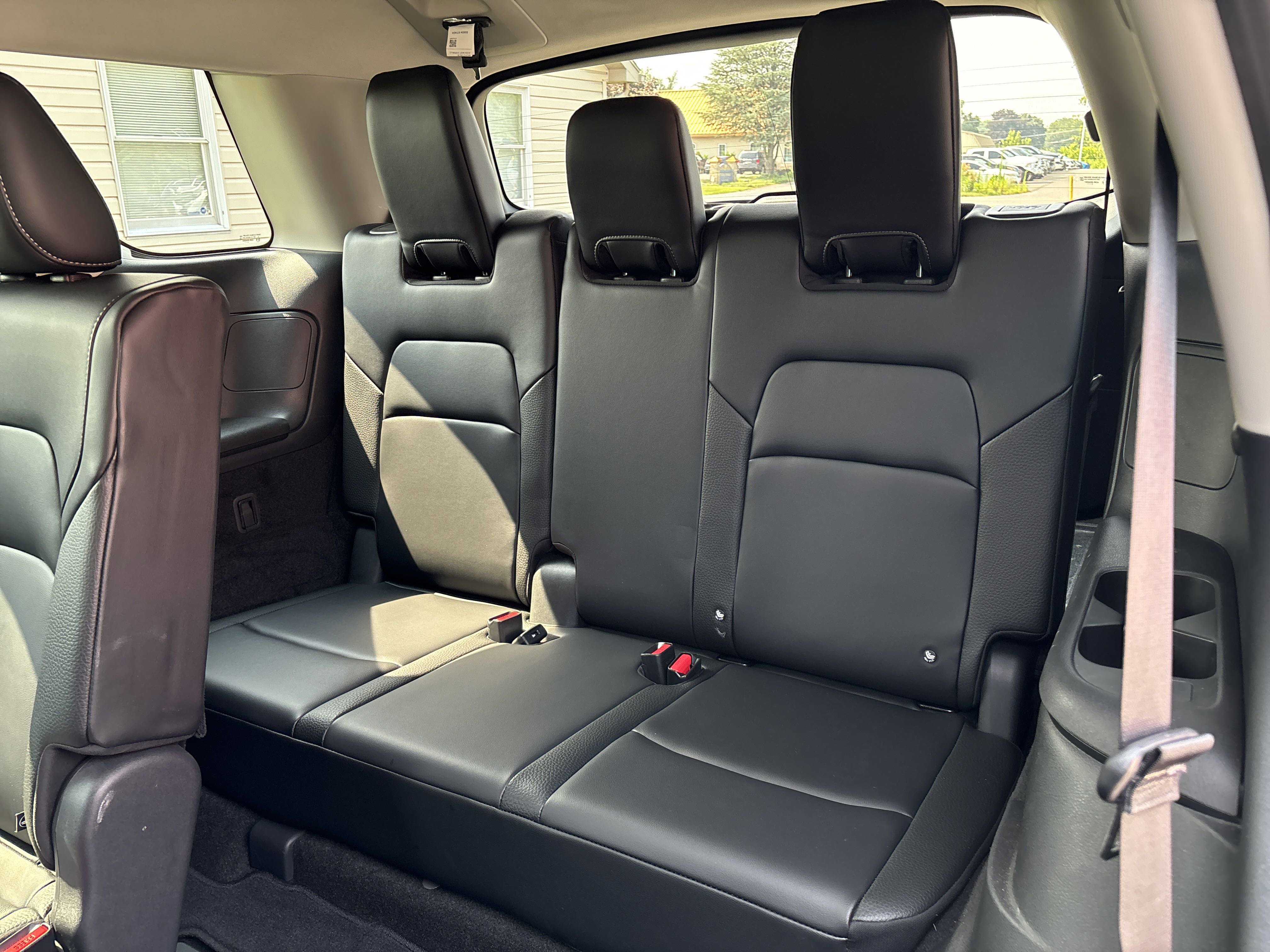 2024 Nissan Pathfinder SL photo 2