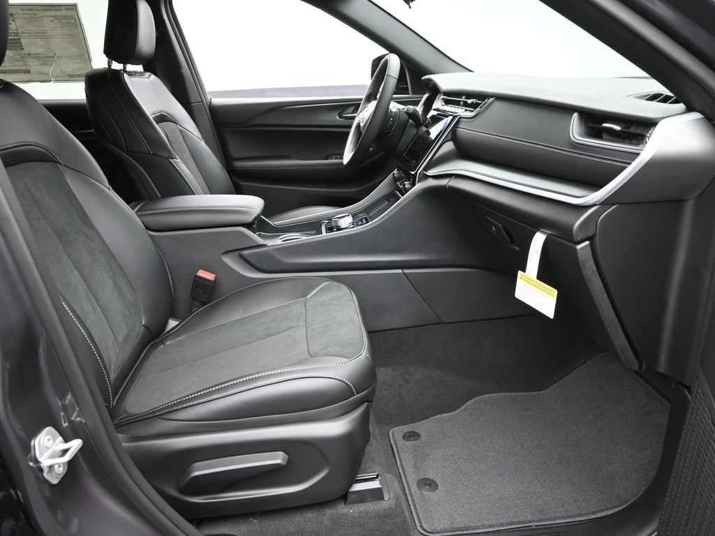 2025 Jeep Grand Cherokee Altitude X photo 4