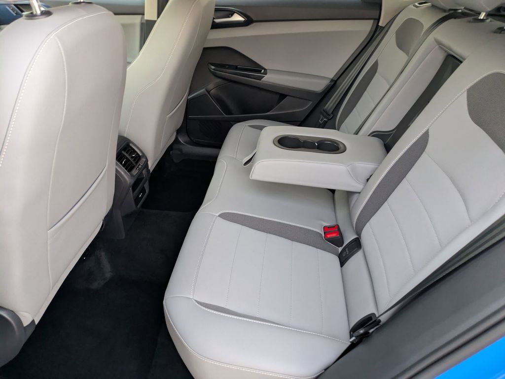 2022 Volkswagen Taos SE photo 18