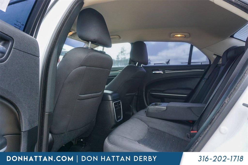 2023 Chrysler 300 Touring photo 2