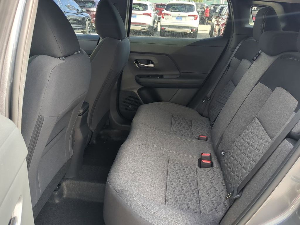 2025 Nissan Kicks SV photo 8
