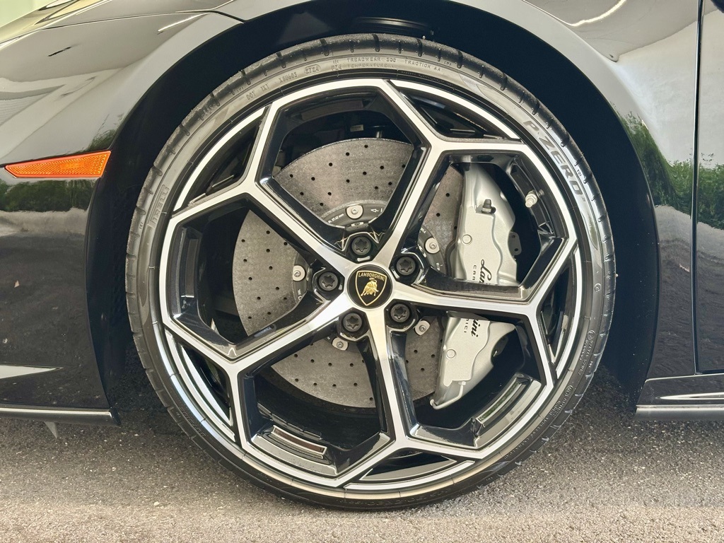 2020 Lamborghini Huracan Evo Base photo 16