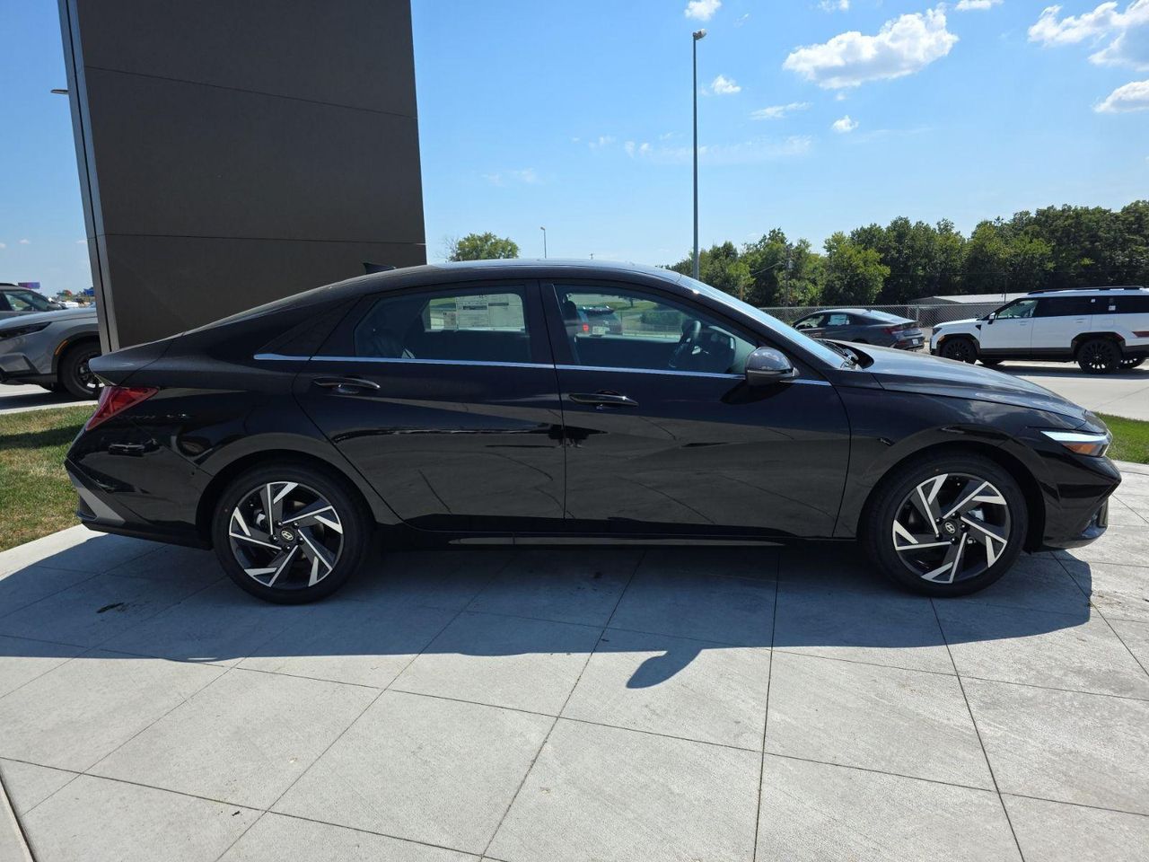 2025 Hyundai Elantra Limited photo 4