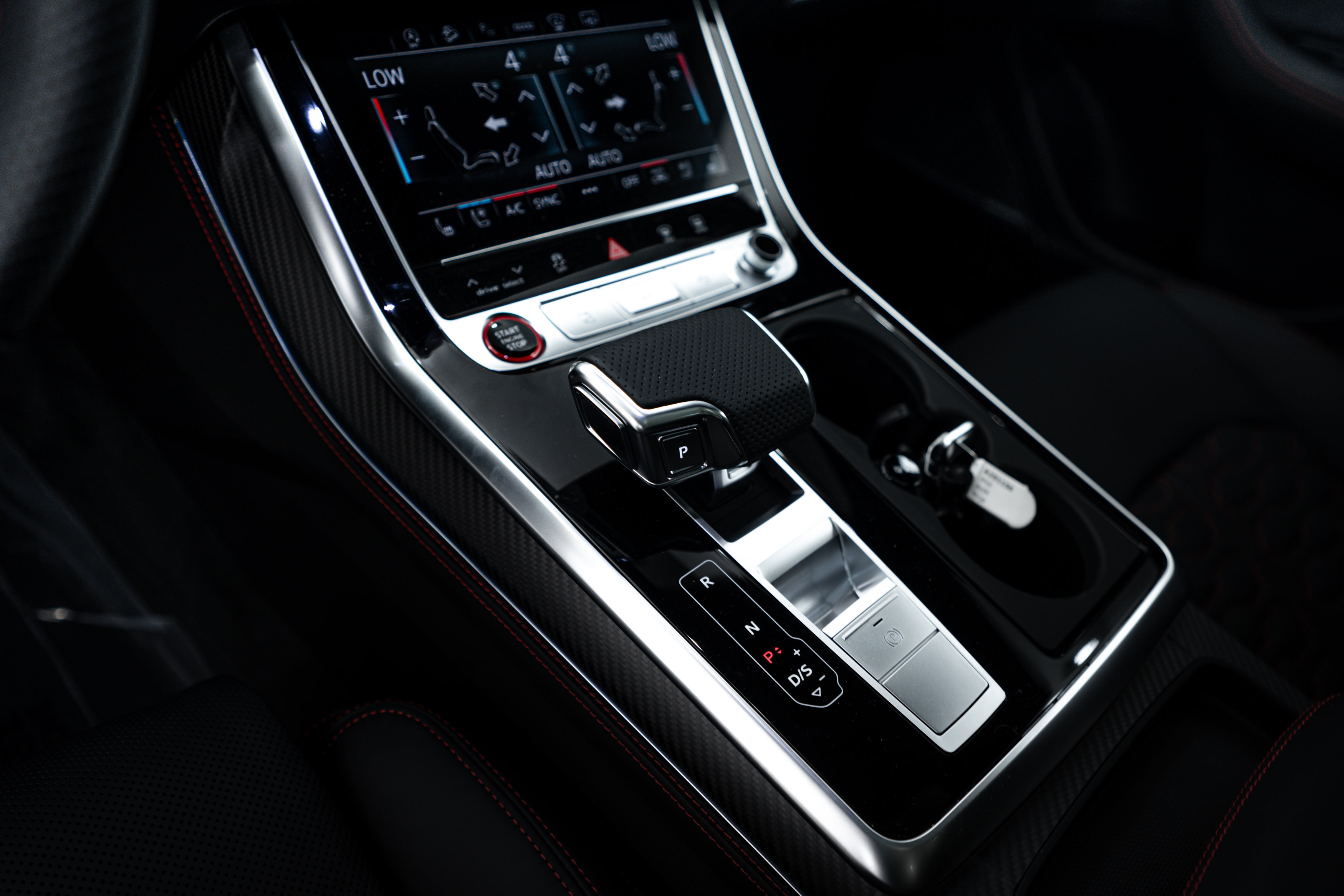 2025 Audi RS Q8 photo 10