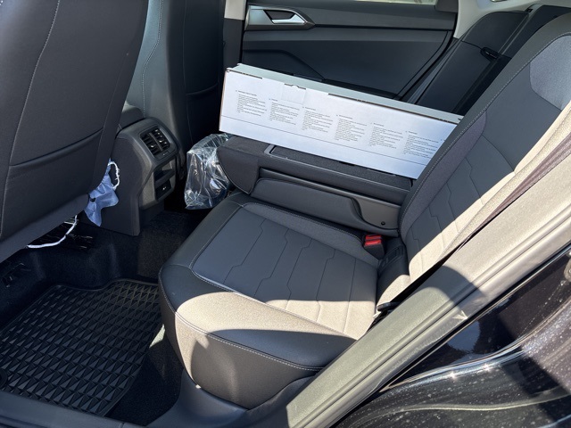 2025 Volkswagen Taos SE photo 9