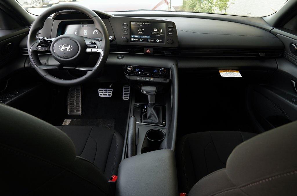 2025 Hyundai Elantra SEL Sport photo 7