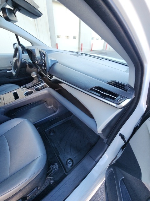 2023 Toyota Sienna XLE photo 16